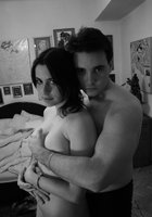 Парень трогает за грудь голую молодуху в спальне 10 фотография