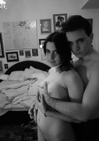Парень трогает за грудь голую молодуху в спальне 9 фото