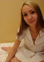 Раздетая жена лежит на постели ожидая секса с супругом 2 фото