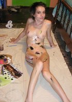 Голая художница разрисовала свое тело лежа на полу 8 фотография