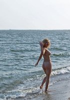 Сексуальная блондинка наслаждается отдыхом на море 19 фото