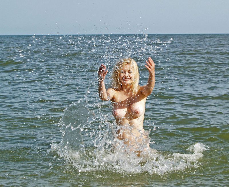 Сексуальная блондинка наслаждается отдыхом на море 1 фотография
