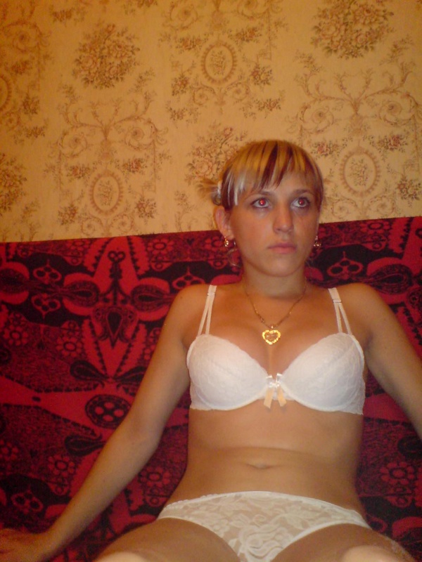 Маша показывает сиськи на красном диване 6 фотография