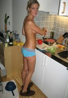 Зрелая блонда в одних трусиках готовит завтрак на кухне 18 фото