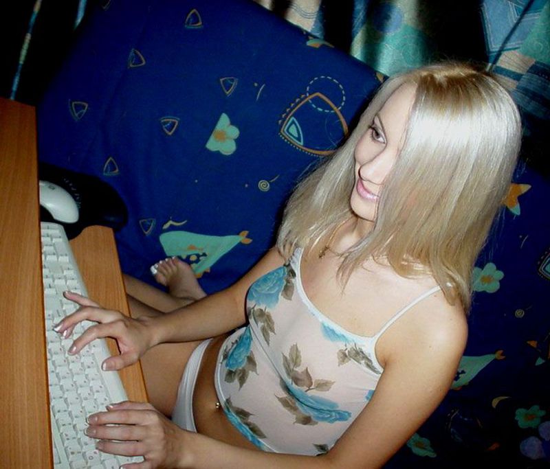 Сексуальная блондинка показывает писю на синем диване 1 фотография