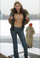 Вика показывает сиськи в Питере зимой 3 фотография