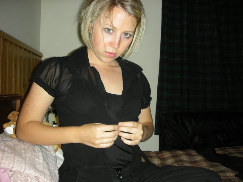 Блонда засунула палец в мокрую вагину 3 фотография