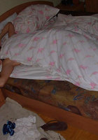 Тощая зазноба спит в кроватке голышом 1 фотография
