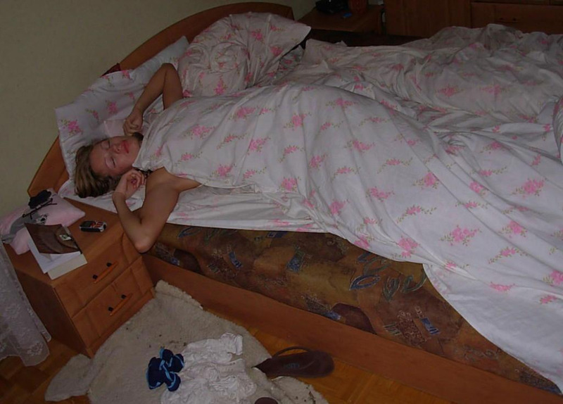 Тощая зазноба спит в кроватке голышом 1 фотография