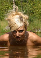 Голая блондиночка купается в лесном озере 4 фотография