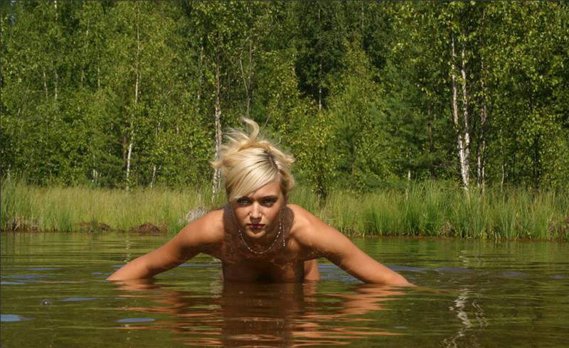 Голая блондиночка купается в лесном озере 3 фотография