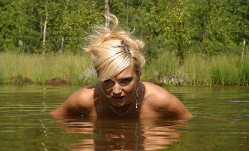 Голая блондиночка купается в лесном озере 4 фотография