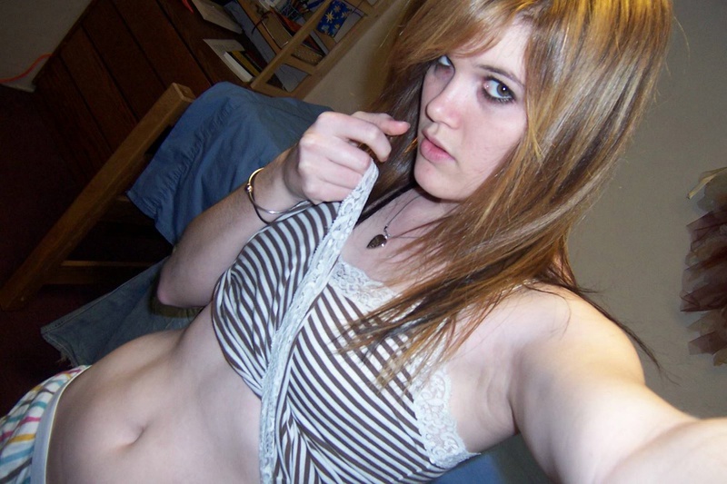 Молодая американка в своей комнате снимает голые титьки 4 фотография