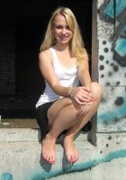 Ослепительная блондинка разделась на стройке в Питере 2 фотография