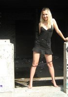 Ослепительная блондинка разделась на стройке в Питере 1 фотография