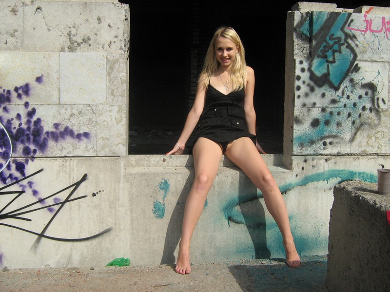 Ослепительная блондинка разделась на стройке в Питере 3 фотография