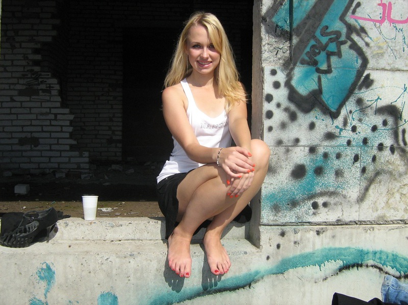 Ослепительная блондинка разделась на стройке в Питере 2 фотография