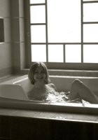 Любительница черно-белого купается в ванной 18 фото