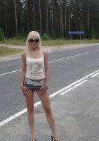 Блондинка без трусиков стоит на автостраде 4 фотография