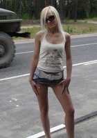 Блондинка без трусиков стоит на автостраде 12 фотография