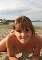 На пляже молодая дева отдыхает голая 10 фотография