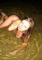 Маша утроила купание голышом ночью 4 фотография