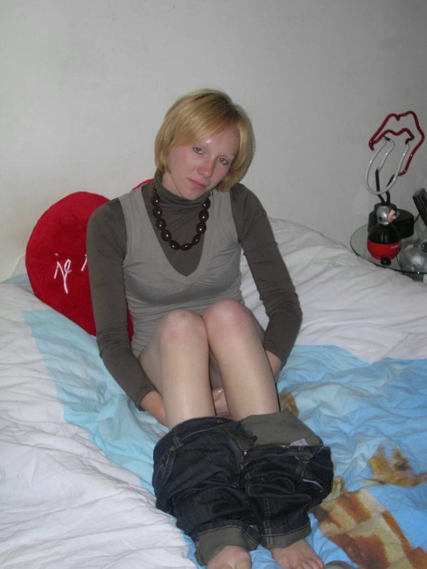 Французская леди голышом лежит в постели 2 фотография