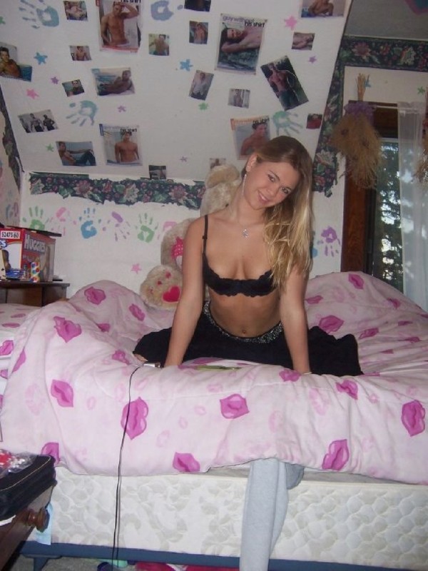 Горячая штучка показывает пирсинг в сиськах в своей спальне 9 фотография