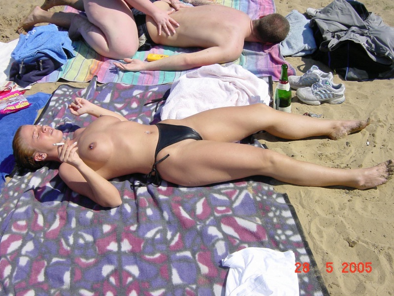 Пошлая мамаша загорает на пляже топлес 4 фотография