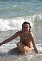 23 летняя прелестница плещется в воде топлес 5 фото