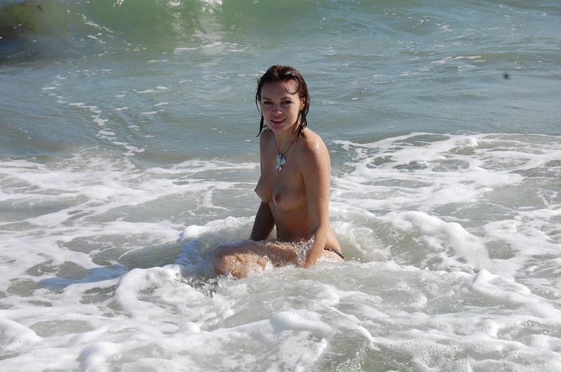 23 летняя прелестница плещется в воде топлес 10 фотография