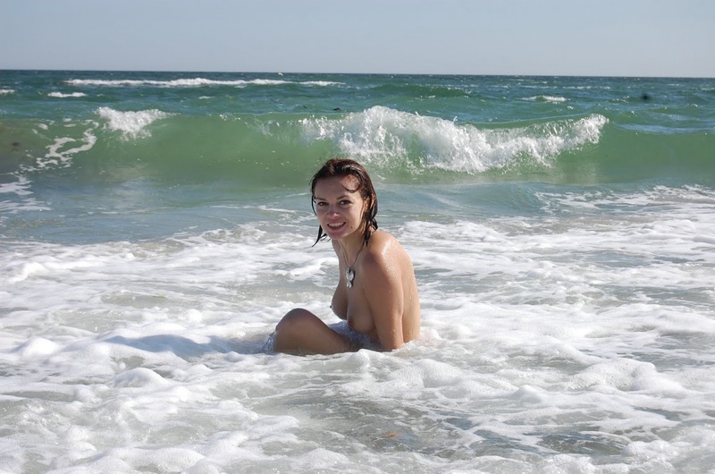 23 летняя прелестница плещется в воде топлес 13 фотография