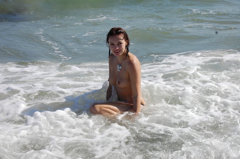 23 летняя прелестница плещется в воде топлес 9 фотография