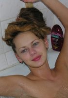 Голубоглазая дева в ванной показывает маленькие сиськи 9 фото