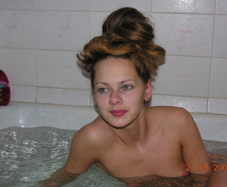 Голубоглазая дева в ванной показывает маленькие сиськи 8 фотография