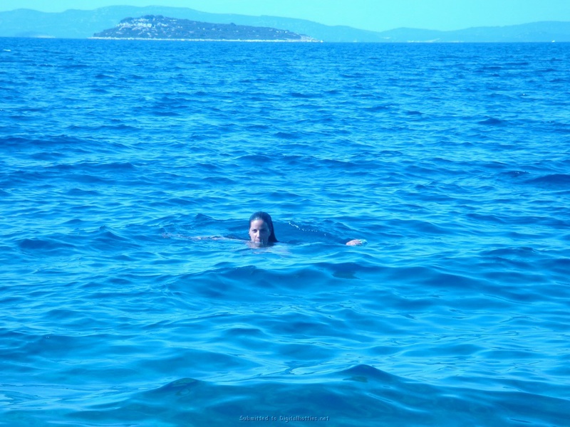 Бикса отдыхает у моря без лифчика 18 фотография