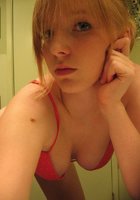 Рыженькая мисс радует себя в ванной 14 фото