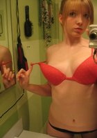 Рыженькая мисс радует себя в ванной 16 фото