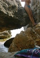 Худая маромойка гуляет в в скалах в одних труселях 9 фото