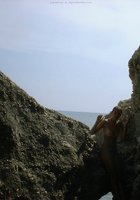 Худая маромойка гуляет в в скалах в одних труселях 8 фото