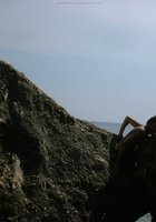 Худая маромойка гуляет в в скалах в одних труселях 7 фотография
