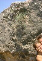 Худая маромойка гуляет в в скалах в одних труселях 13 фото