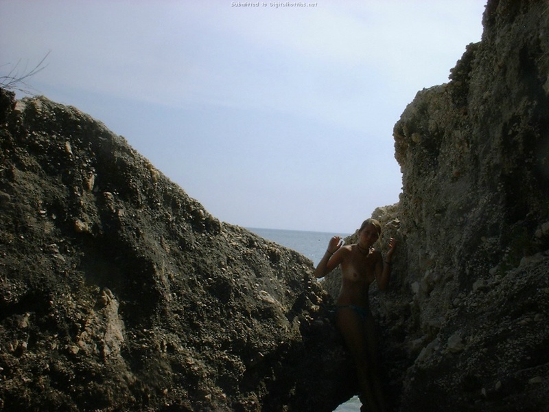 Худая маромойка гуляет в в скалах в одних труселях 8 фотография