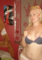 Блонда снимает пижаму перед тем как мастурбировать 32 фото