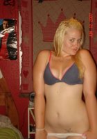 Блонда снимает пижаму перед тем как мастурбировать 31 фото