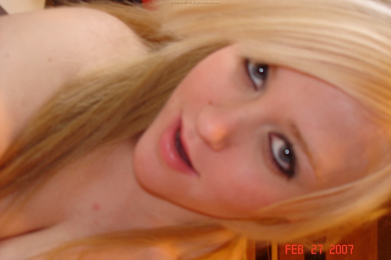 Блонда снимает пижаму перед тем как мастурбировать 8 фотография