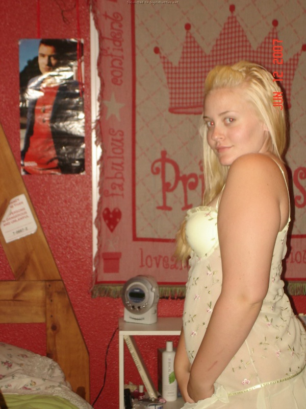 Блонда снимает пижаму перед тем как мастурбировать 34 фотография