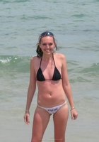 Девушка в купальнике проводит время на пляже 1 фото
