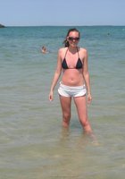 Девушка в купальнике проводит время на пляже 6 фото