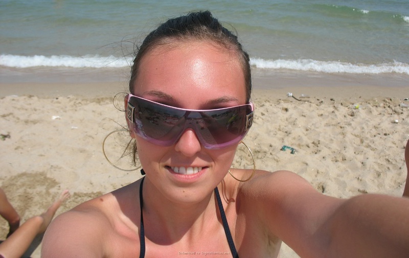 Девушка в купальнике проводит время на пляже 7 фотография